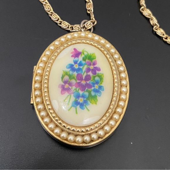 Vintage AVON Gold-tone Oval Floral Faux Pearl Locket Pendant 24” Necklace 33g - Picture 4 of 16